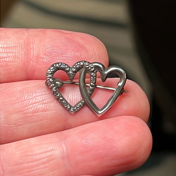 Antique sterling silver lovers sweethearts hearts overlapped small brooch pin - Picture 6 of 6